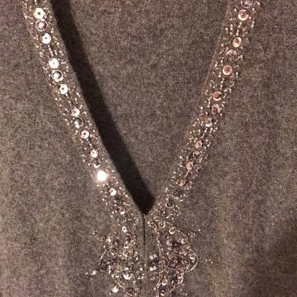 Beaded sweater perfect for the holiday season - Picture 4 of 6